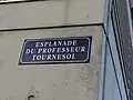 Panneau de l'esplanade du Professeur-Tournesol, située sur les quais de Bordeaux, près du hangar H19
