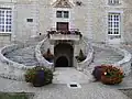 Escalier en fer à cheval de la façade est