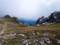 Une section des Esquerdes de Rotjà, un grand filon de quartz. Les roches au premier plan sont de granite de Costabonne.