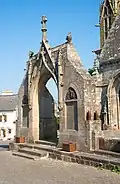 La porte triomphale de l'enclos paroissial, transformée en monument aux morts.