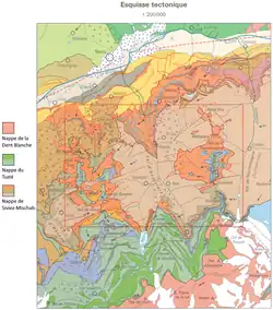 Carte des nappes. La nappe de Siviez-Mischabel représente la région en creux de vallée, là où se trouvent les villages, tandis que la nappe de Tsaté représente le fond de la vallée et certains sommets. La nappe de la Dent Blanche se situe tout au sud, là où sont les plus hautes montagnes.
