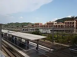 La gare de Martorell Central des FGC au premier plan et la gare de Martorell d'Adif au deuxième plan