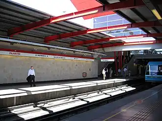 Une rame quittant la station.