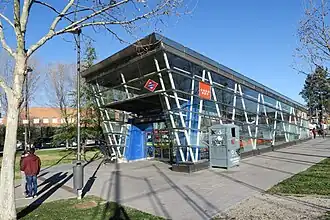 Édicule d'accès de la station.