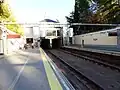 L'emplacement de l'ancien quai central est encore visible entre les deux voies ferrées.
