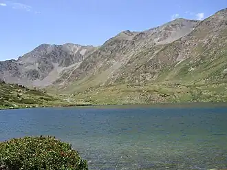 Le lac de Castellà et le pic Carlit à gauche.