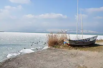 Le lac de Neuchâtel à Estavayer-le-Lac par exceptionnel grand froid (−10&nbsp;°C) et bise soutenue, baie prise par la glace, février 2012.