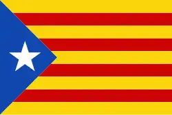 L'estelada, drapeau indépendantiste catalan. L’étoile blanche sur fond bleu est empruntée au drapeau cubain, des volontaires catalans ayant participé aux révoltes de Cuba contre l’Espagne.