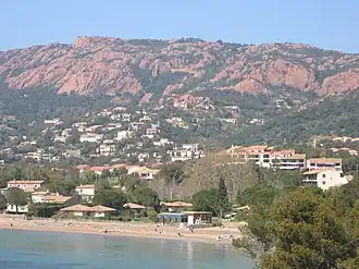Zoom sur le Rastel et ses roches rouges.