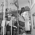 Instructeur de la Capitol Transit Company formant une femme à la conduite d'un tramway, juin 1943.
