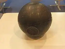 Boule grise.