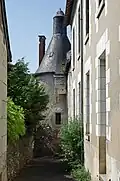 Photographie en couleurs d'une tour cylindrique à l'angle d'un édifice.
