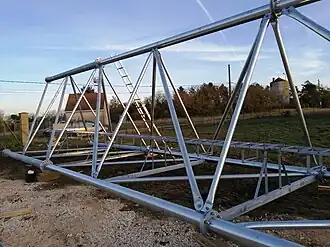 Montage des éléments du pylône.