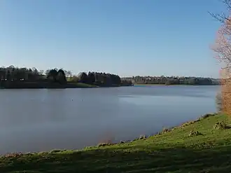 Le plan d'eau de la Valière : vue d'ensemble.