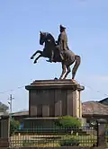 La statue équestre et le socle de côté.