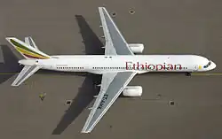 Vue à vol d'oiseau d'un avion de ligne à réacteurs reposant sur une piste d'atterrissage.