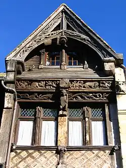Petite lucarne XIXe&nbsp;siècle du manoir de la Salamandre.