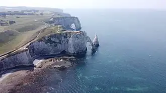 Vue aérienne de la falaise aval, des parcs à huîtres de Marie-Antoinette et de l'aiguille.