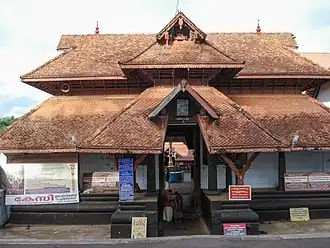 Porte Nord d'un temple d'Ettumanoor. Ballikalpura (?), XVIe&nbsp;siècle à deux toits rectilignes en pente recouvert de tuiles.