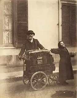 Un joueur d'orgue, à la fin du XIXe&nbsp;siècle.