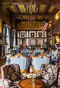 L'entrée de l'Eureka Inn&nbsp;(en), de style néo-Tudor, à Eureka (Californie). Ce lieu est enregistré au Registre national des lieux historiques. Photo août 2020.