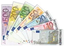 Éventail des billets de la première série par ordre de valeur : le plus gros, de 500 euros, en dessous de tous en haut à gauche ; le plus petit, de 5 euros, au-dessus en bas à droite.