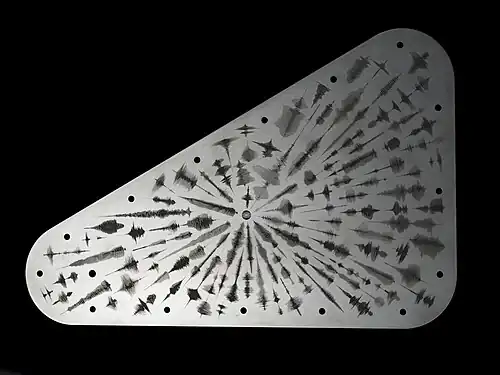 Face de la plaque gravée avec le mot eau dans 103 langues.