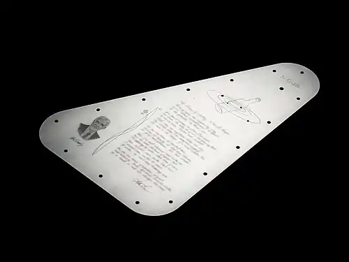 Face de la plaque gravée avec le poème d'Ada Limón et la bouteille sur laquelle doit être fixée la puce contenant le nom de 2,6 millions de personnes.