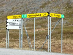 La E69 entre le cap Nord et Honningsvåg à l'intersection de la route pour Skarsvåg