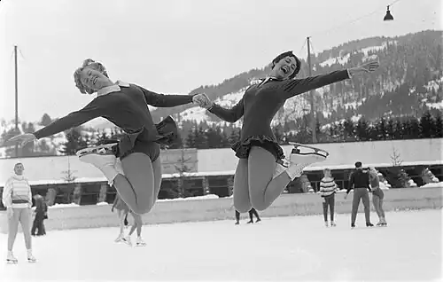 Sjoukje Dijkstra et Joan Haanappel en 1960. Photo : Harry Pot / Anefo.