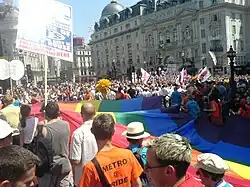 Drapeau arc-en-ciel en 2006 à Piccadilly Circus.