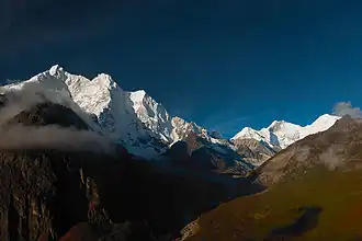 Vue du versant nord-est du Chomo Lonzo (à gauche).