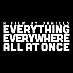 Sur quatre lignes, "A FILM BY DANIELS" puis "EVERYTHING" puis "EVERYWHERE" puis "ALL AT ONCE", le tout en capitales blanches et sur un fond noir.