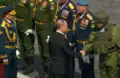 Ievgueni Tonkikh saluant le président Vladimir Poutine.