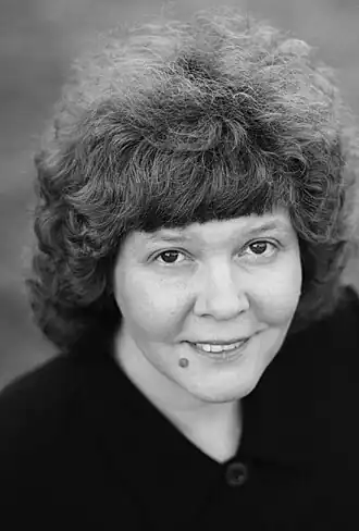 La poétesse Irina Ratushinskaya ; la plongée donne une impression d'intimité et de tendresse.
