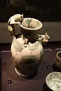 Aiguière à anse représentant un chat. ArtScience Museum, Singapour.