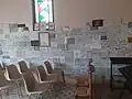 Ex-votos fixés aux murs de la chapelle.
