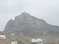 Le rocher de l'Exombourgo (640 m) dans le brouillard.