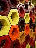 Cloison de l'architecte Foa sur le pavillon Expo2005 de l'Espagne, à Aichi, au Japon. À noter que dans les caves à vin, certains casiers à bouteilles ont cette forme.