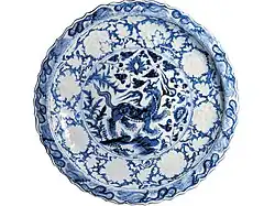 Plat au « baizi », fours de Jingdhezen (Chine), porcelaine dure, milieu du XIVe&nbsp;siècle (dynastie Yuan).