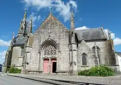 Photographie en couleurs de l’extérieur d’une chapelle.