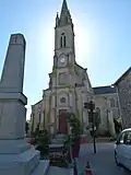 La façade de l'église Saint-Pierre.