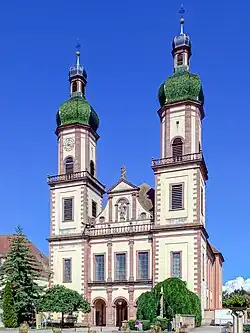 Les deux tours de façade de l'abbaye d'Ebersmunster sont couronnées de deux bulbes superposés à huit pans et séparés par un lanternon ajouré.