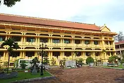 Façade d'un bâtiment à trois étages.