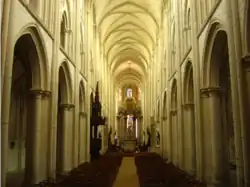 Intérieur, élévation de la nef de l'abbatiale.