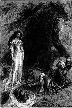 Une femme debout et un homme assis qui la regarde