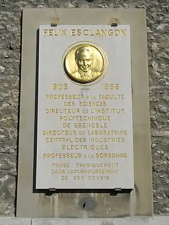Le professeur de physique et chimie Félix Esclangon mourut électrocuté en 1956 devant ses étudiants pendant un cours sur les rayons X, dans l'amphithéâtre de physique de la faculté des sciences de Paris, au no 12 de la rue Cuvier