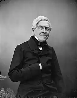 Photo en noir et blanc de Michelet, la main dans le gilet.