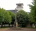 Le calvaire et le clocher de l'église.