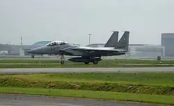 Un chasseur F-15DJ portant le numéro 77 au niveau du cockpit et 12-8077 sur la dérive.